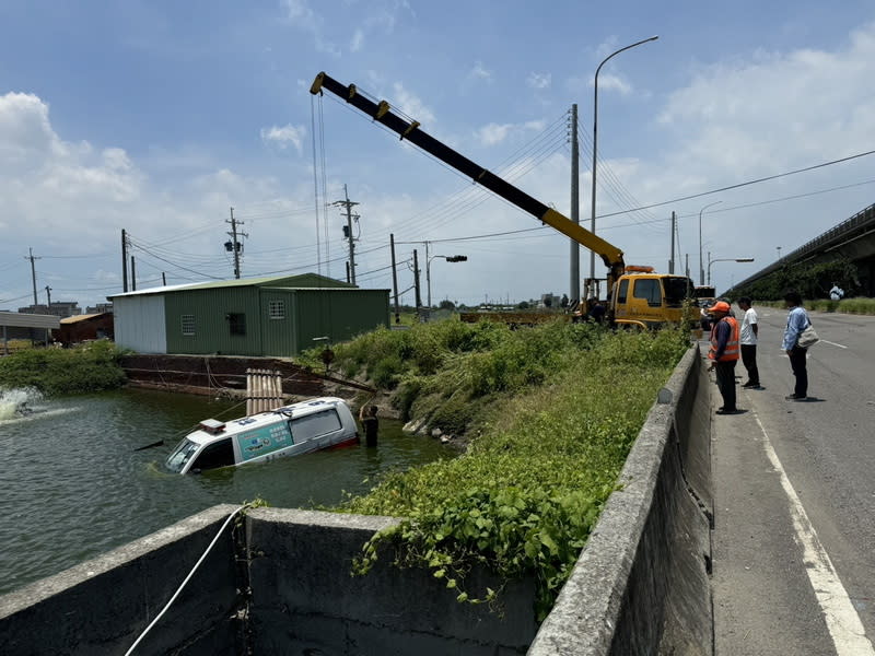 嘉縣救護車勤務途中擦撞  衝入魚塭 嘉義縣消防局救護車28日上午執行勤務途中，行經東 石鄉台61線262公里附近與自小客車發生擦撞，救護 車衝入一旁魚塭，車內2人受輕傷自行脫困。 （嘉義縣消防局提供） 中央社記者蔡智明傳真  113年6月28日 