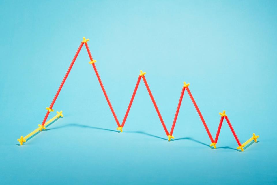 Straws connected in the shape of a chart showing up and down movement. 