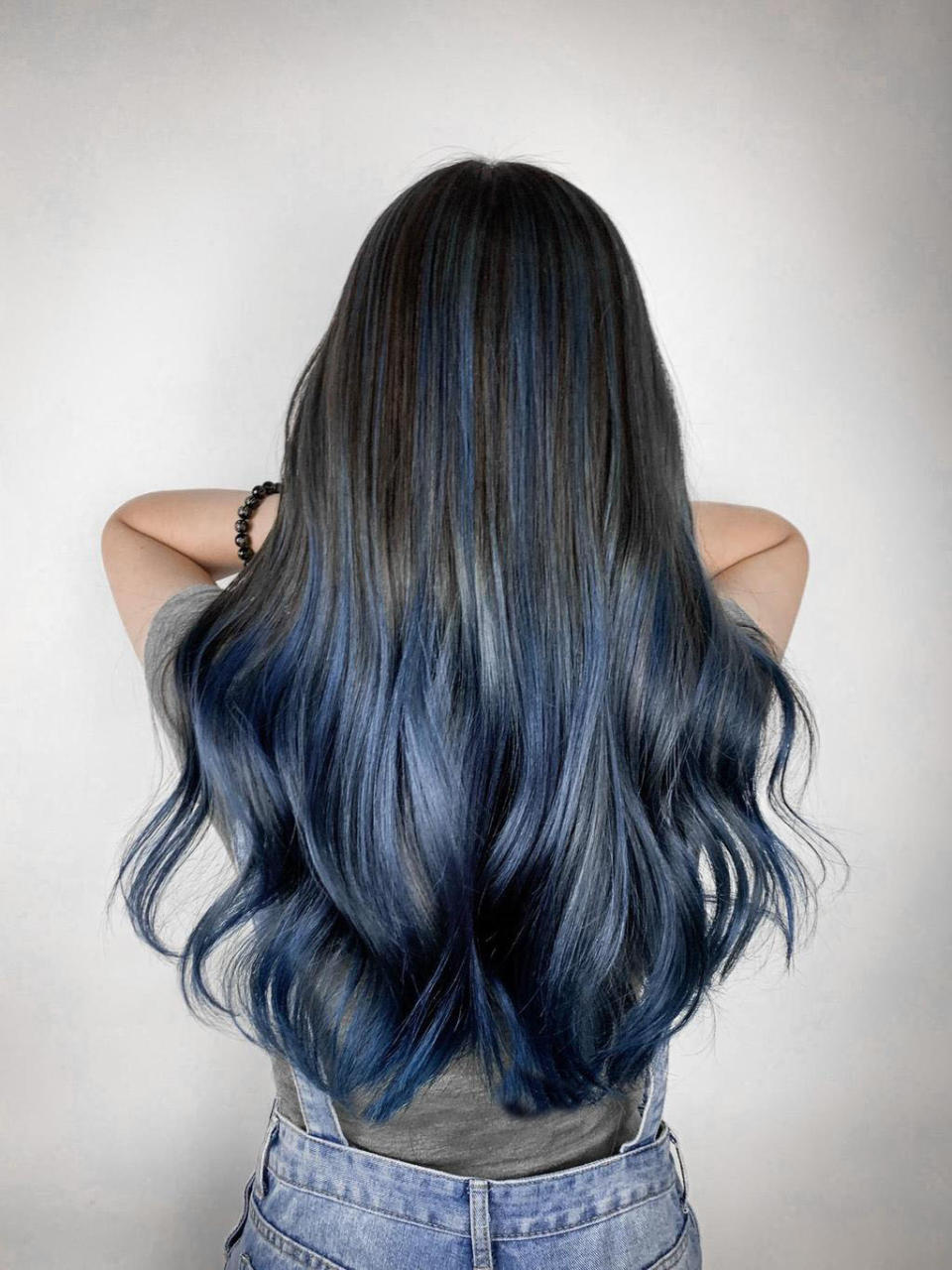 質感挑染再一張，灰色和藍色混搭真的會讓頭髮變亮，讓造型質感加分