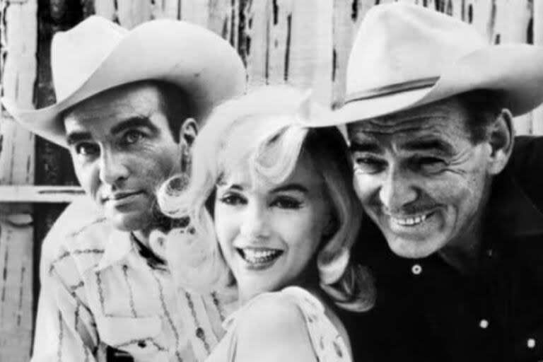 The Misfits, es la historia de una mujer a punto de divorciarse, que decide viajar hasta Nevada, donde conoce a dos vaqueros. Montgomery Clift, Marilyn Monroe y Clark Gable fueron los protagonistas de la película dirigida por John Huston con el guion de Arthur Miller.