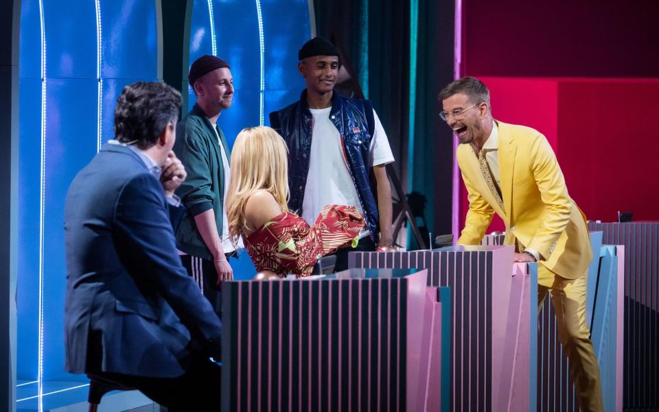 Joko Winterscheidt mit Teddy Teclebrhan, Shirin David, Bastian Pastewka und Wildcard-Kandidat Simon 