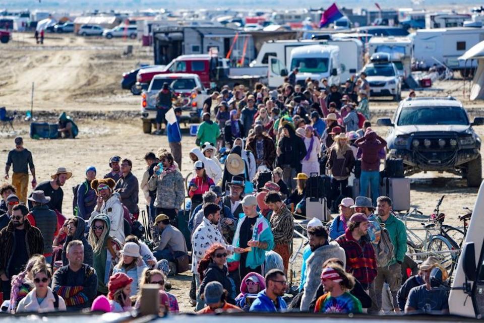 Cientos de asistentes al Burning Man esperan información sobre cuándo podrán abandonar el recinto. (Crédito: Trevor Hughes/USA TODAY/Reuters)