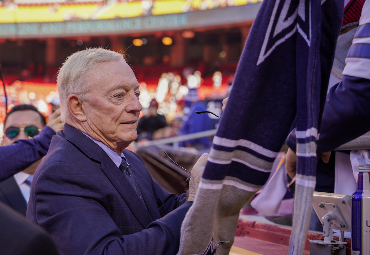 El propietario de la franquicia de la NFL Dallas Cowboys, Jerry Jones, firma autografos a los aficionados. (Foto: Denny Medley-USA TODAY Sports)