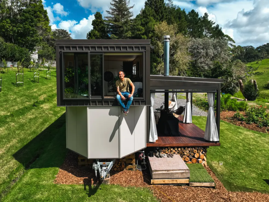 Low lebt in einem Tiny House aus alten Schiffscontainern. - Copyright: Living Big In A Tiny House