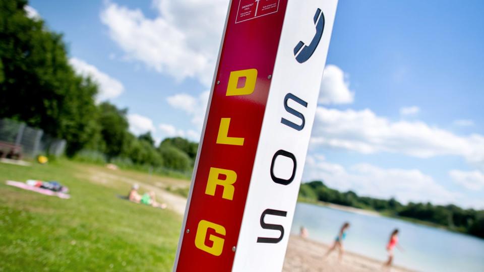 Eine Notrufsäule der DLRG steht an einem Badesee im Ortsteil Veenhusen in Niedersachsen.