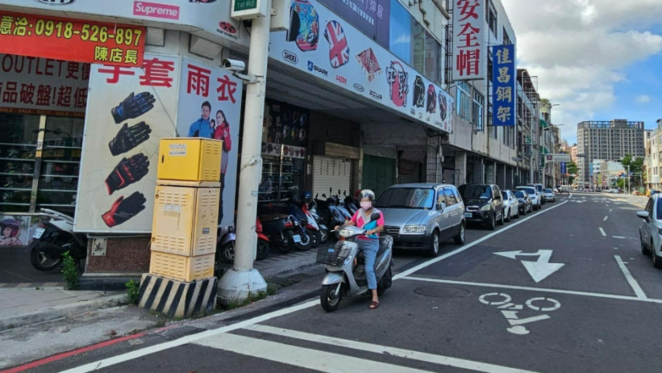 高市三民區自立路段近日新劃設道路邊線，引發民眾好奇「謎樣標線」是否也要規劃標線人行道？由於市區向來停車需求大，不少車輛停放於此，乍看以為是新型態停車場。詩書瑜攝