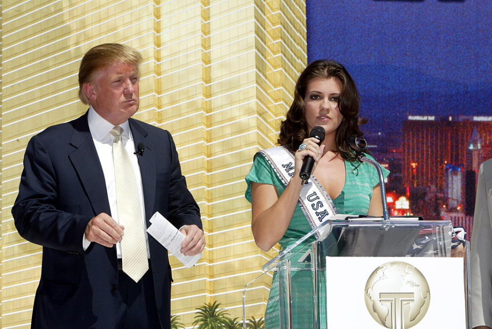 <p><b>I business di Donald Trump. </b>Donne e affari, affari e donne. Qui Trump è a Las Vegas, dove è stato costruito il suo hotel dorato, insieme a Miss Universo, concorso da lui organizzato e che gli ha procurato diversi grattacapi in campagna elettorale (riguardo ad abusi subiti dalle modelle). Una modella del suo management, Melania, ora è sua moglie. Chissà se Trump diventerà un marito modello nella Casa Bianca… (Photo by Chris Farina/Corbis via Getty Images) </p>