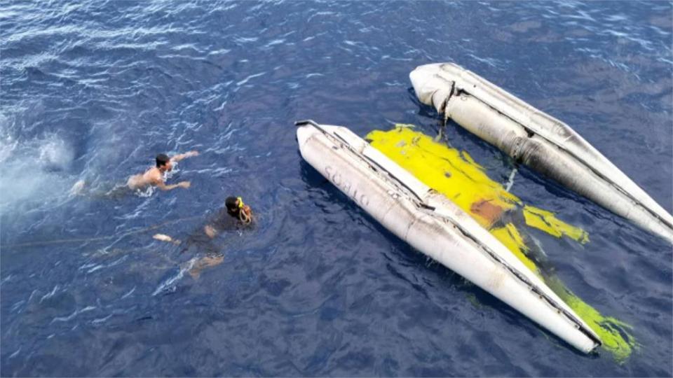 搜魚直升機GPS故障飛錯船　降落撞支架墜海慘「翻肚」