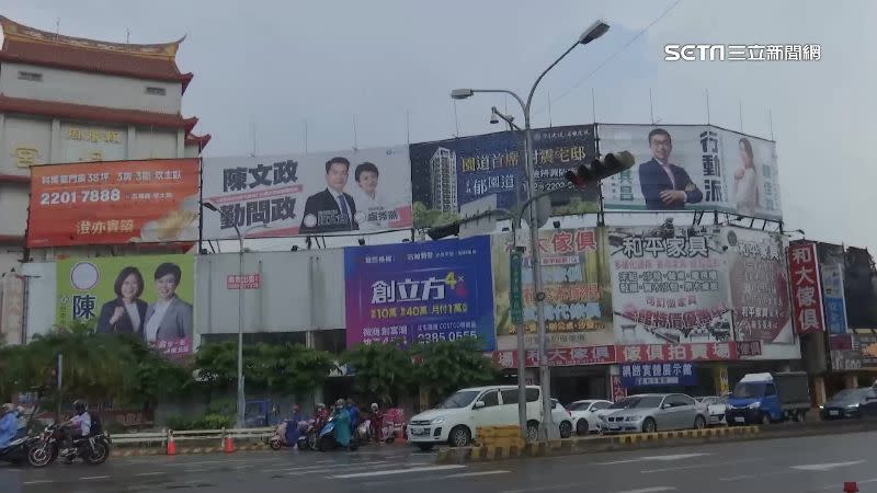 選舉期間，路口廣告看板競爭激烈。