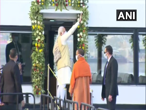 PM Modi and CM Yogi Adityanath offer prayers at Kashi Vishwanath Temple (Photo ANI)