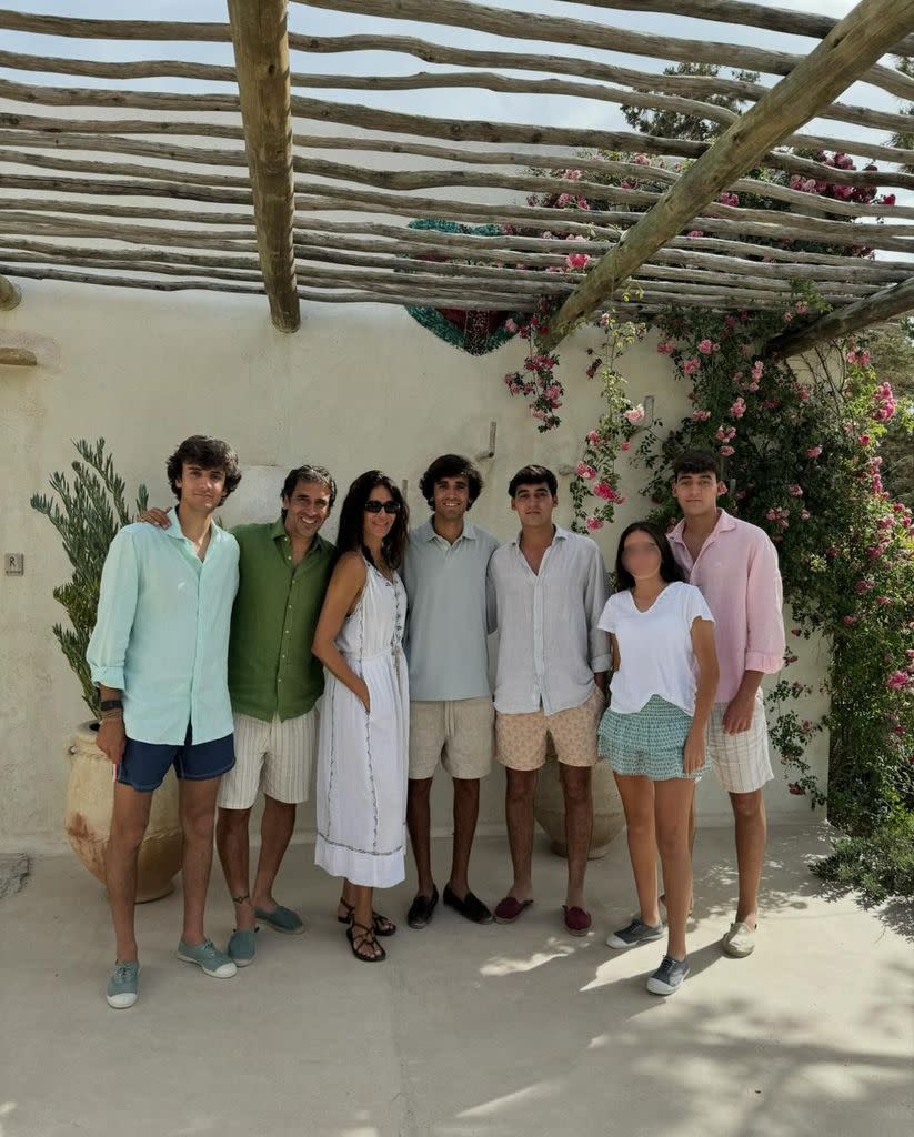 Raúl González y Mamen Sanz con sus cinco hijos. Ibiza. Julio 2024 