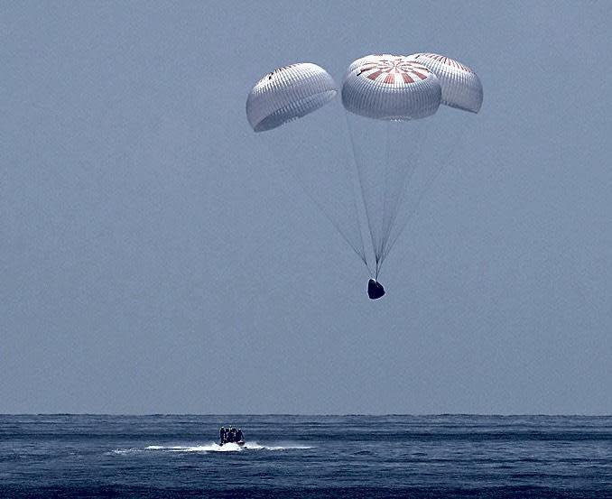 The Crew Dragon descending under parachutes Sunday, moments before splashdown in the Gulf of Mexico south of Pensacola, Florida. / Credit: NASA/Bill Ingalls