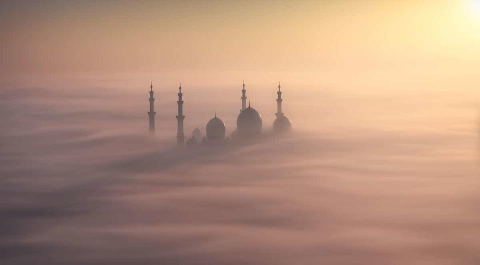 Así luce Abu Dabi cubierta por la niebla