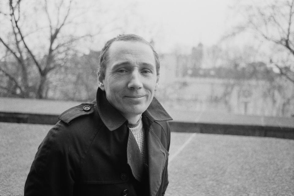 Michael Fagan, el intruso que accedió al dormitorio de la reina Isabel II en el Palacio de Buckingham en 1982, fotografiado en la Torre de Londres, Reino Unido, el 9 de febrero de 1985. (Foto de R. Brigden/Express/Hulton Archive/Getty Images)