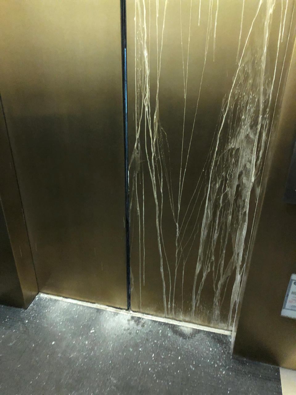 Así lucía la puerta del ascensor/Katy Martinez/via REUTERS