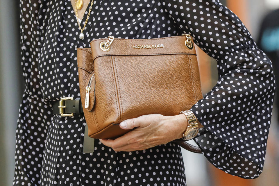 Un bolso de mano de Michael Kors lucido por la 'influencer' Annette Weber durante un evento de moda en Wertheim, Alemania. (Foto de Streetstyleshooters / Getty Images)