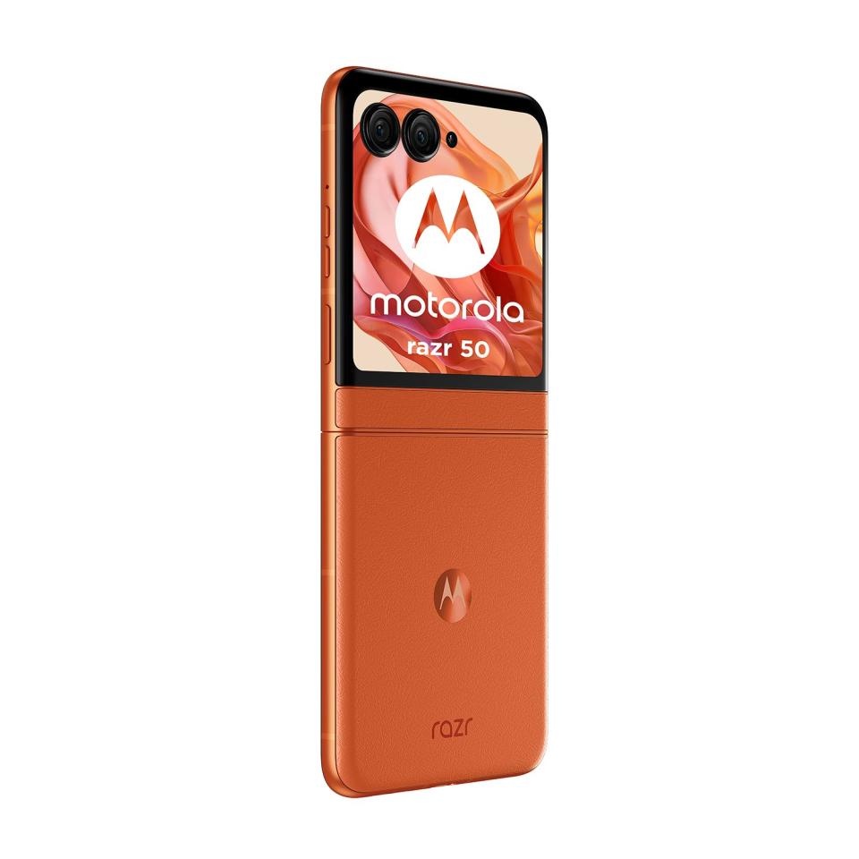 <p>Alleged leaked product images of Motorola’s 2024 foldable phone.</p>
