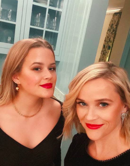 reese-witherspoon-and-daughter-in-kitchen