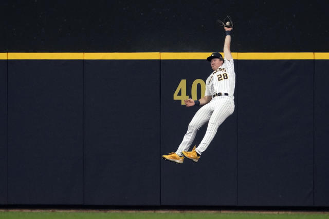 Brewers' Rowdy Tellez continues to hammer Red Sox pitching