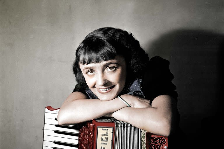 Una imagen coloreada de Edith Piaf, retratada en 1936; la cantante logró la más celebrada y difundida versión de 