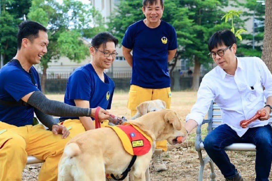 「國際搜救犬日」慰勉搜救犬隊 陳其邁：狗狗是救難幕後功臣 295