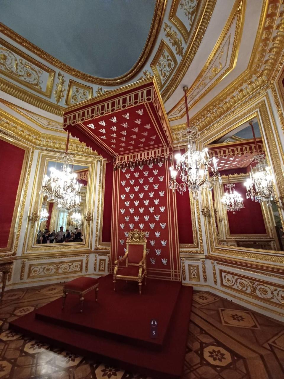 El Salón del trono del Castillo Real. El mismo fue destruido durante la segunda guerra mundial, como prácticamente toda la ciudad, y se reconstruyó en base a cuadros, fotografías y documentos.