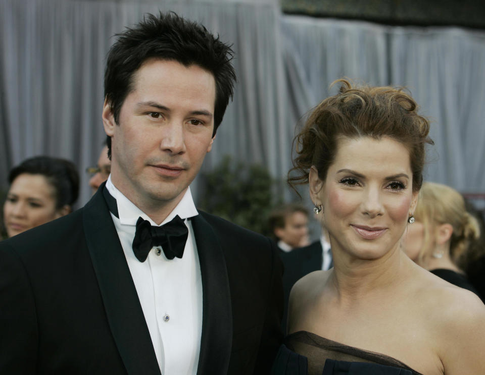 Hollywood, UNITED STATES:  Actor Keanu Reeves(L) and actress Sandra Bullock arrive 05 March, 2006, for the 78th Academy Awards to be presented at the Kodak Theater in Hollywood, California.  AFP PHOTO/JEFF HAYNES  (Photo credit should read JEFF HAYNES/AFP via Getty Images)