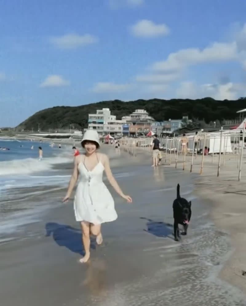 曾智希PO出在海邊戲水的影片，眼尖的網友立刻發現沙灘上的陽光照射下的「影子」是男友陳志強。（圖／翻攝自曾智希IG）