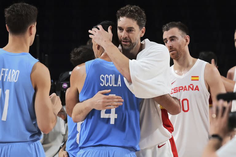 Pau Gasol abraza a Luis Scola. Ambos basquetbolistas tomaron decisiones similares en cuanto a sus retiros luego de disputar los Juegos Olímpicos de Tokio