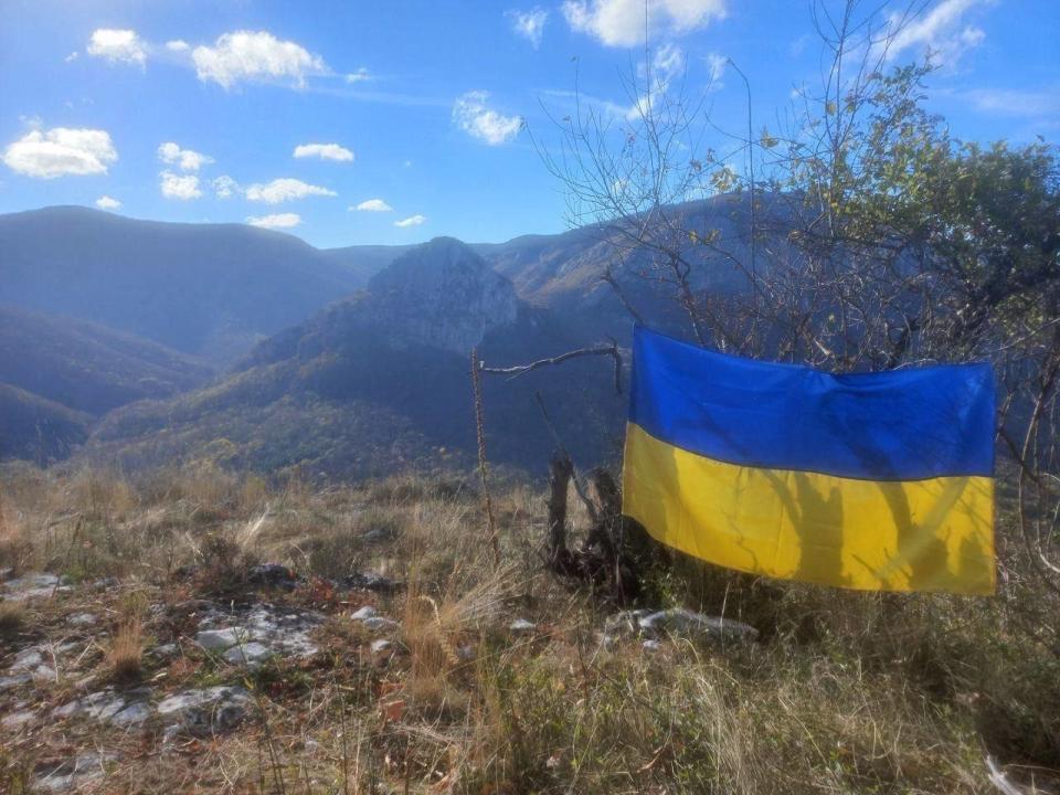 A photo posted by Yellow Ribbon of a Ukrainian flag hung up on Boiko Mountain in Crimea in November 2023. (Yellow Ribbon/Telegram)