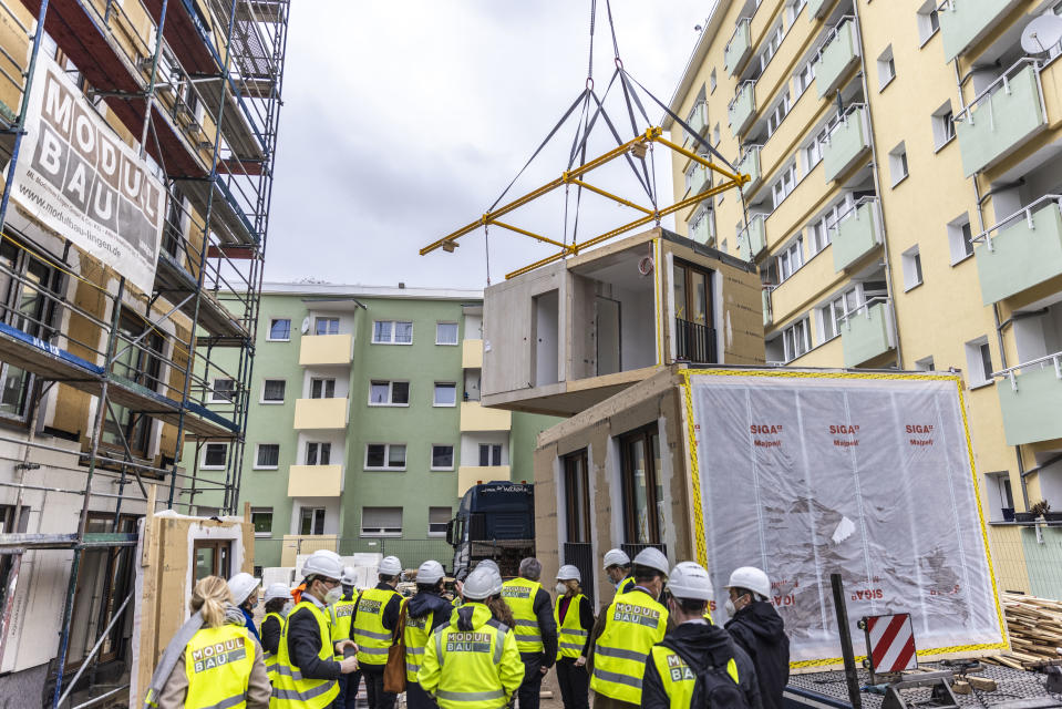 Eine Baustelle in Berlin, bei dem ein Wohnhaus aus Holzmodulen gebaut wird. 