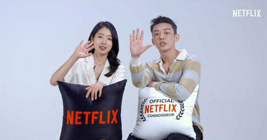 朴信惠（左）與劉亞仁為電影宣傳玩快問快答。（圖／Netflix提供）