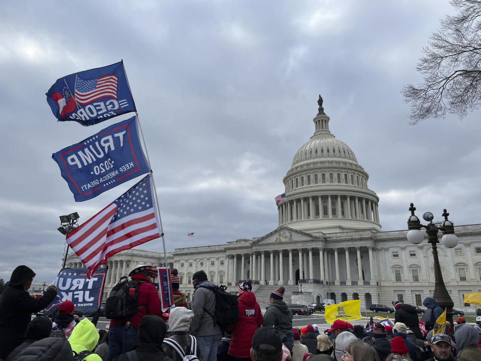 Con banderas y leyendas en apoyo de Donald Trump, una multitud que asistió previamente a un mitin donde el aún presidente repitió sus falsas alegaciones de fraude, marcho luego hacia el Capitolio. Multitudes irrumpieron luego violentamente en la sede del Congreso para tratar de frenar la certificación de la victoria electoral de Joe Biden, el pasado 6 de enero de 2021. (AP)