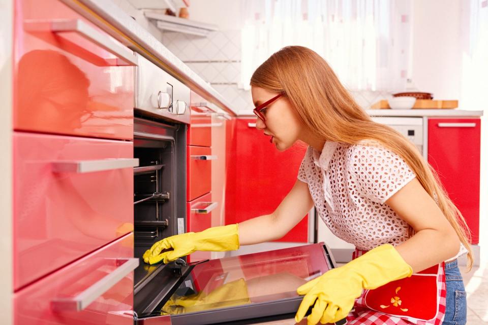 14) Use vinegar and lemon to steam clean your oven and microwave