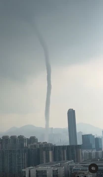 香港維多利亞港驚現「水龍捲」。（圖／翻攝自Threads）