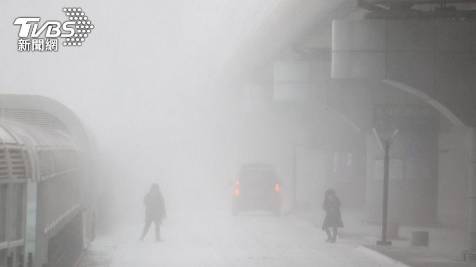 南韓濟州島受暴風雪肆虐，海上、航空交通全部大打結。（圖／歐新社）