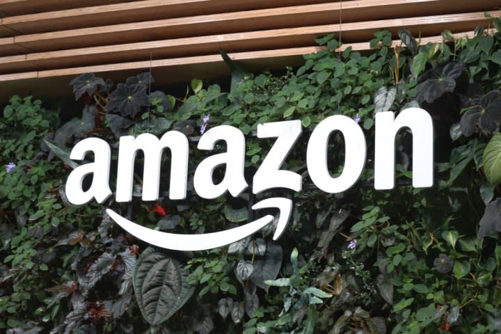 Un logo Amazon visible sur le côté d'un bâtiment.