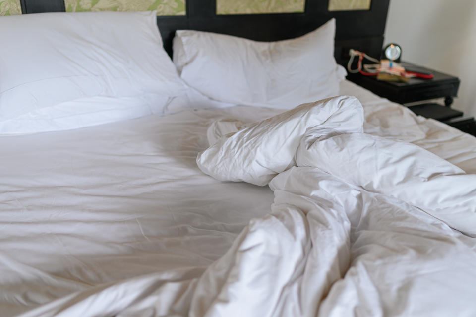 有網友分享，同事睡旅館會自備床包組，釣出不少過來人分享自身經驗談。（示意圖／Getty Images）