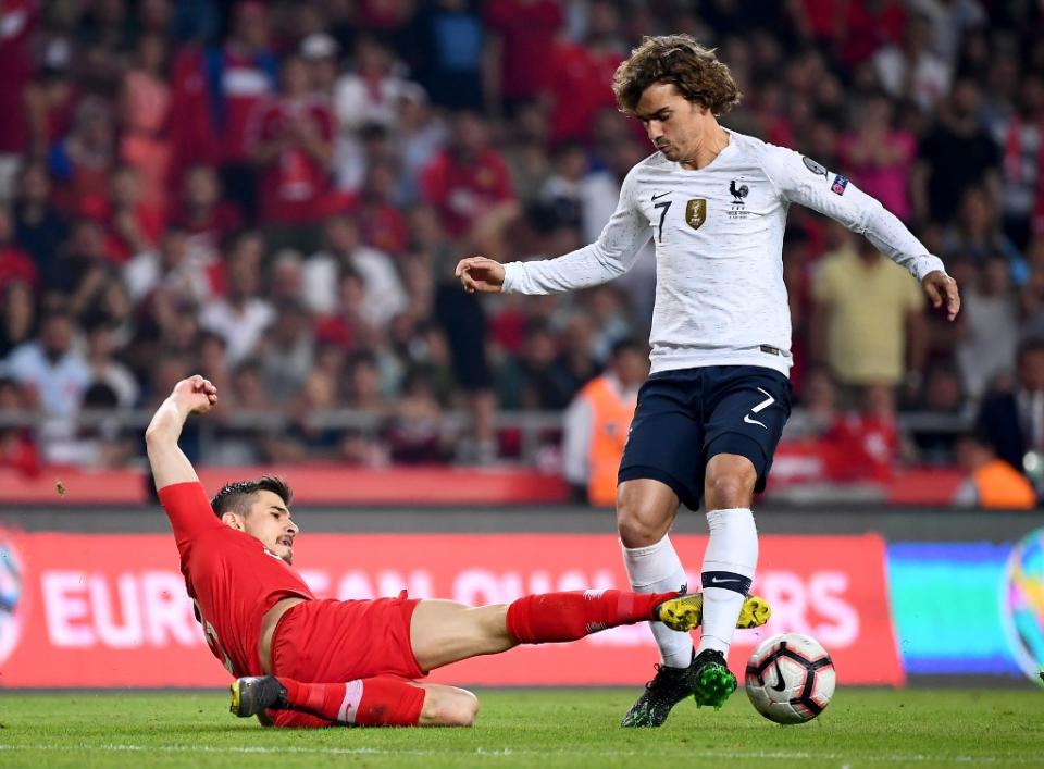 Au match aller, à Konya, la Turquie avait fait trébucher l'équipe de France, en s'imposant sur le score de 2 à 0 avec des buts d'Under et d'Ayhan. En 2009, la France avait déjà accueilli la Turquie, avec au final une victoire 1-0 des Bleus sur un but de Karim Benzema sur pénalty. La rencontre avait été interrompue pendant cinq minutes suite à des jets de projectiles et des craquages de fumigènes venus de supporters turcs. (crédit AFP)