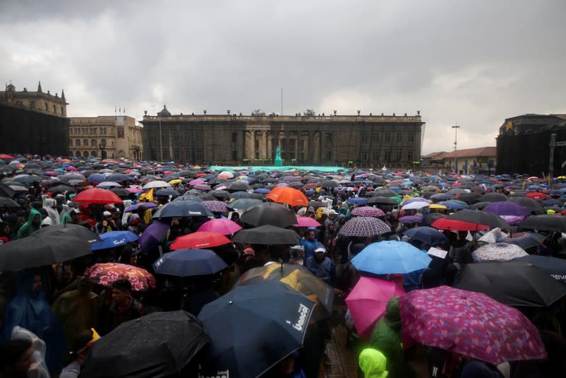 Manifestantes sostienen paraguas mientras participan en una protesta contra el gobierno en Bogotá, Colombia.