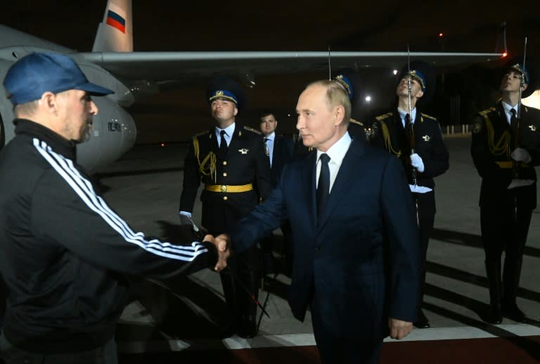 El presidente ruso, Vladimir Putin (dcha), recibe al liberado Vadim Krasikov al bajar del avión en el aeropuerto de Vnukovo, el 1 de agosto de 2024 en Moscú, una imagen divulgada por la agencia pública rusa Sputnik (Mikhail Voskresenskiy)