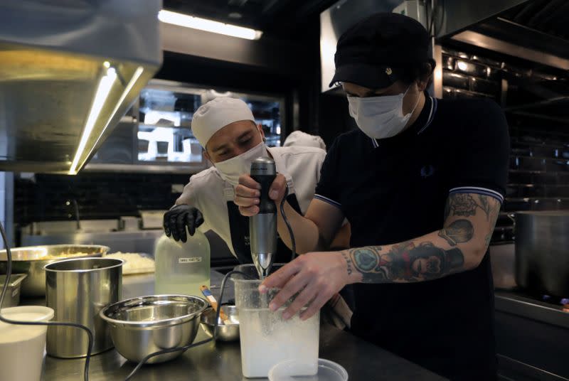 Álvaro Clavijo, chef del restaurante El Chato, lleva una mascarilla mientras prepara la comida para su entrega, en medio del brote de la enfermedad coronavirus (COVID19), en Bogotá, Colombia.