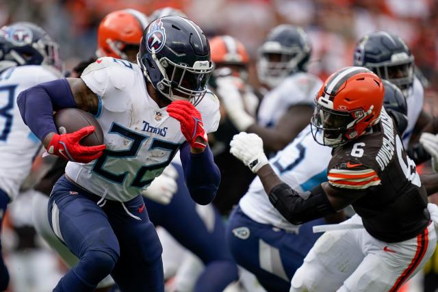 Titans RB Derrick Henry Talks to Teammates About Football, and