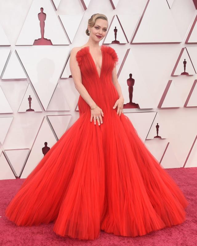 Amanda Seyfried Is a Red-Hot Bombshell in an Armani Privé Tulle Gown at the  2021 Oscars