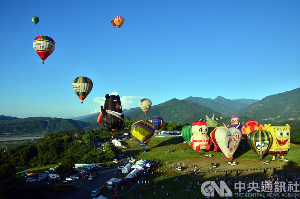 台東熱氣球嘉年華11日登場，五顏六色的熱氣球破曉升空，將台東縱谷裝扮得繽紛亮麗。(中央社) 