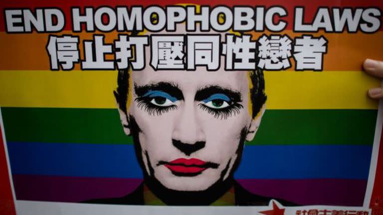 Rusia acaba de aprobar una ley que amplía las restricciones sobre lo que describe como "propaganda gay".