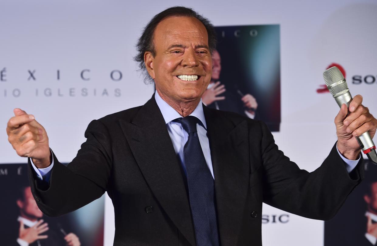 Julio Iglesias durante su última rueda de prensa el 23 de septiembre de 2015 en México.(RONALDO SCHEMIDT/AFP via Getty Images)