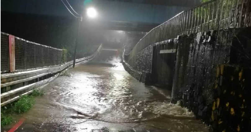 受颱風外圍環流影響，基隆連日大雨，基隆市暖暖區自16日下午起，陸續傳出災情。圖為尚仁街，基隆河水面淹至路面。（市議員林旻勳提供／張志康基隆傳真）