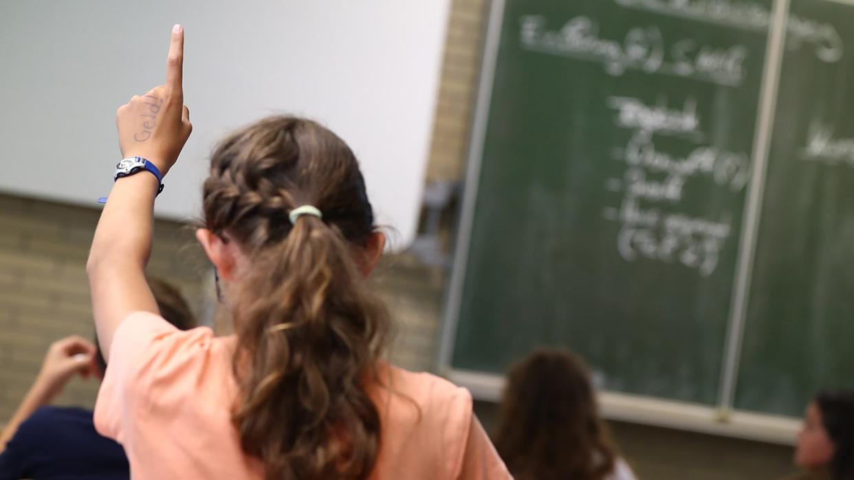 Schulkinder sitzen viel. Bewegung ist deshalb wichtig - für die Konzentration und den Rücken. Foto: Daniel Karmann/dpa