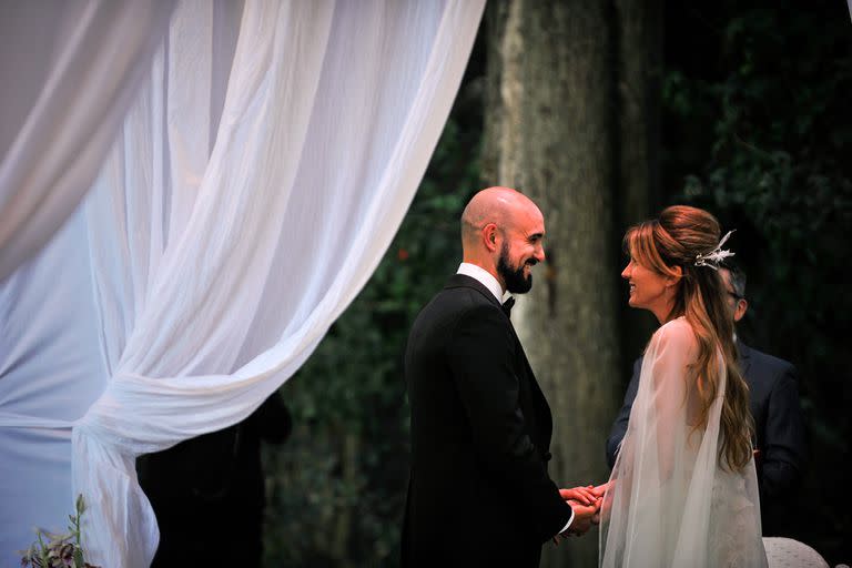 Abel Pintos y su flamante esposa, Mora Calabrese, en la íntima ceremonia frente a sus amigos y familiares